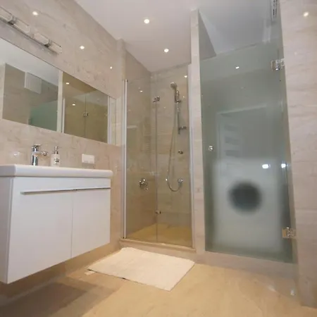 Triston Park Apartament *